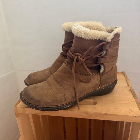 UGG Size 8 Brown Caspia Sheepskin-Lined Leather Winter Lace-Up Ankle Bootie Boot - Picture 4 of 16